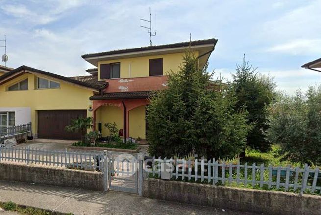 Casa bi/trifamiliare in residenziale in Via Besutti