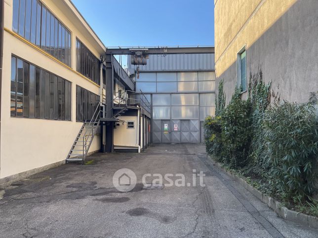 Capannone in commerciale in Via Fratelli Bandiera 6