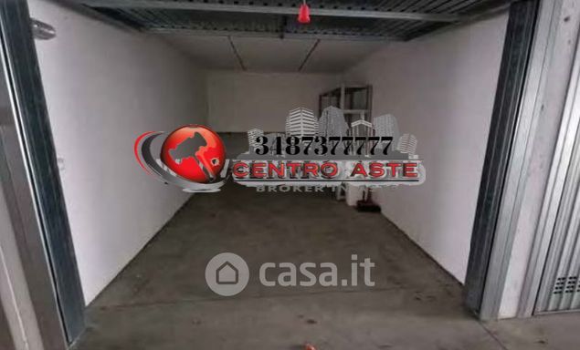 Box/posto auto in residenziale in Via Pietro Romani