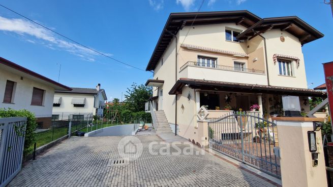 Casa bi/trifamiliare in residenziale in Via Vial di Sclavons 108