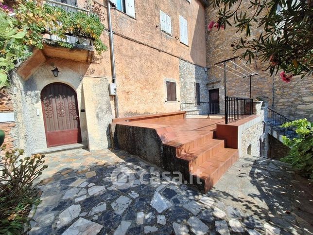 Casa bi/trifamiliare in residenziale in Località Confredi