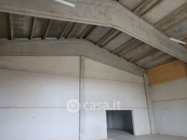 Capannone in commerciale in 