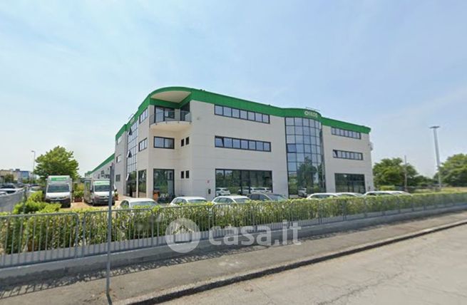 Attivitã /licenza (con o senza mura) in commerciale in Via Luigi Cherubini