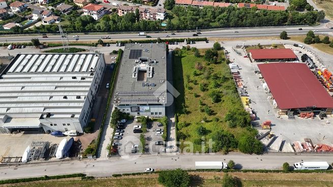 Capannone in commerciale in Via Marco Biagi 1