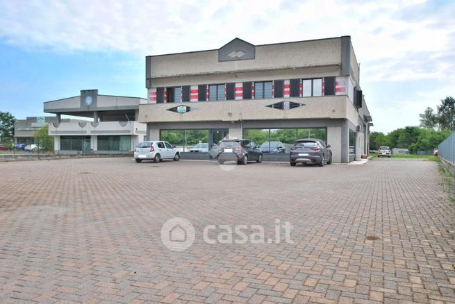 Capannone in commerciale in 