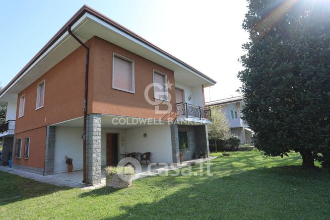 Villa in residenziale in Via Sinigaglia 43