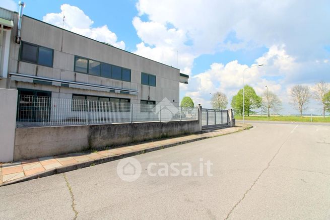 Capannone in commerciale in Via delle Industrie 13A