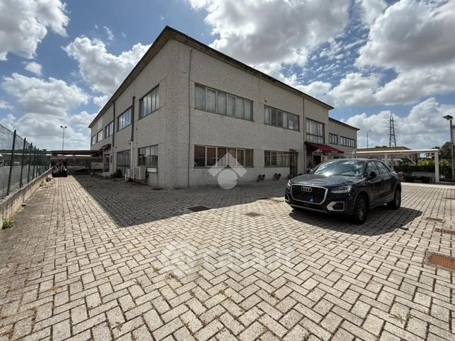 Capannone in commerciale in Via Sant'Antioco 15