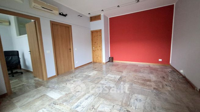 Ufficio in commerciale in Via delle Caravelle 18