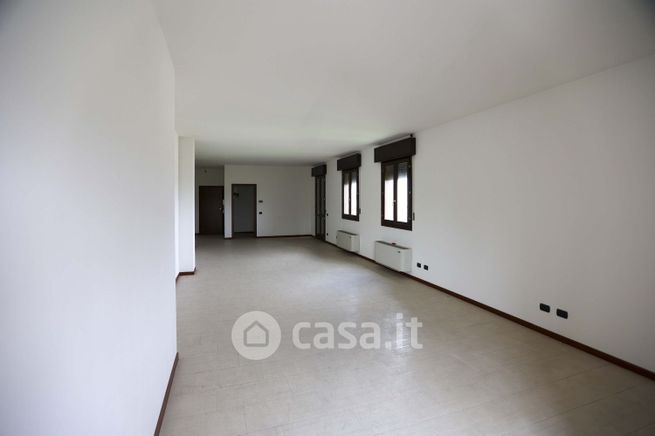Ufficio in commerciale in Via Flumendosa