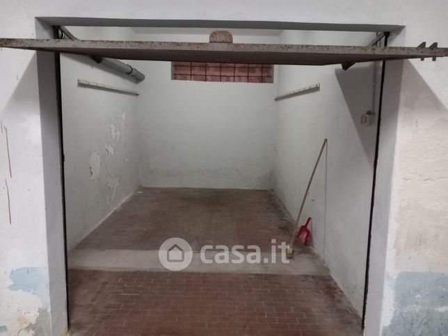 Garage/posto auto in residenziale in Via del Mare 7