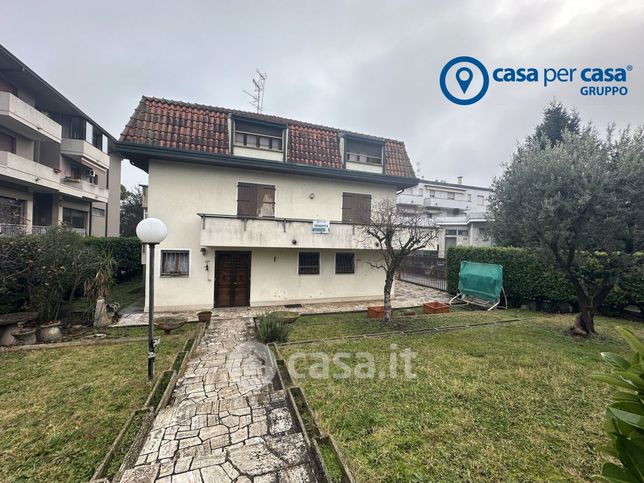 Casa indipendente in residenziale in Viale Porta Adige 16