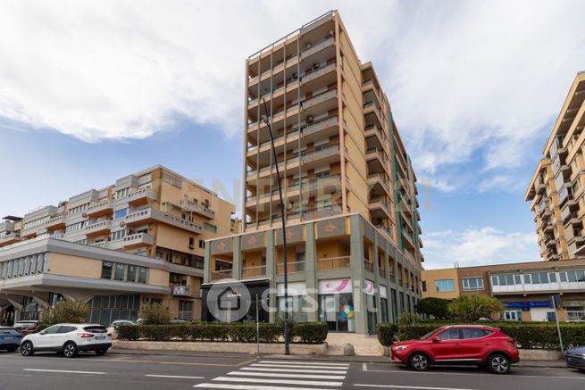 Garage/posto auto in residenziale in Viale Artale Alagona 27