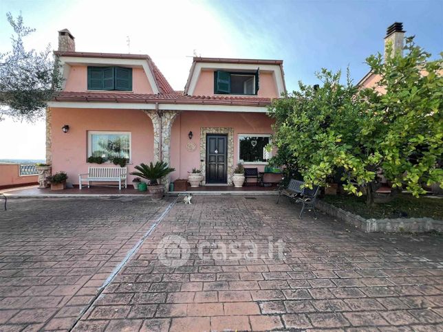 Casa indipendente in residenziale in Via Carlo Cattaneo 60