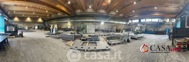 Capannone in commerciale in 