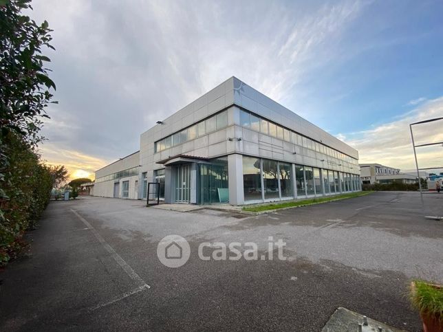 Capannone in commerciale in Via Smeraldo 19