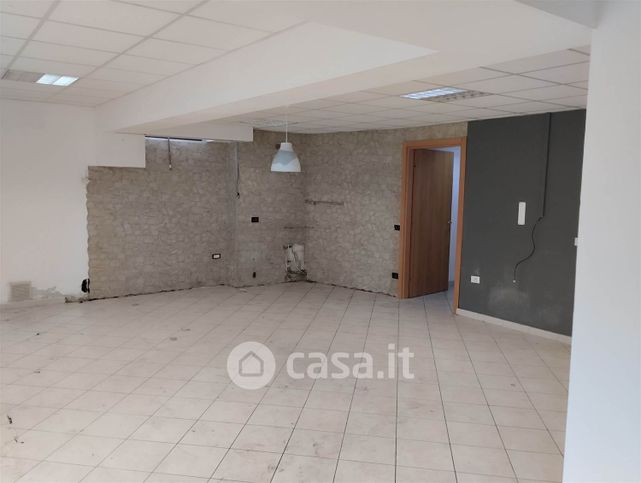 Capannone in commerciale in Via Santa Maria Bambina 12