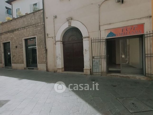 Negozio/locale commerciale in commerciale in Via Cavour