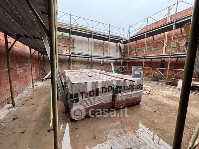 Capannone in commerciale in 