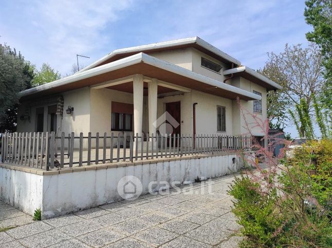 Villa in residenziale in Via L. Da Vinci 17