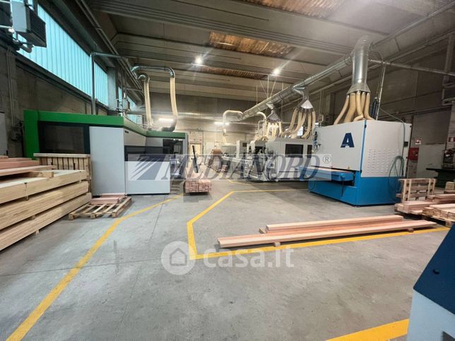 Capannone in commerciale in 