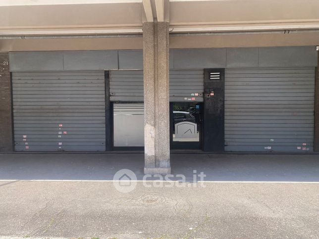 Negozio/locale commerciale in commerciale in Viale Giuseppe Genoese Zerbi