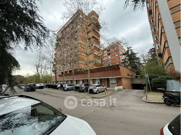 Box/posto auto in residenziale in Via Cracovia