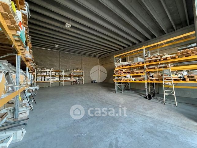 Capannone in commerciale in 