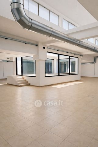 Ufficio in commerciale in Via Enrico Tazzoli