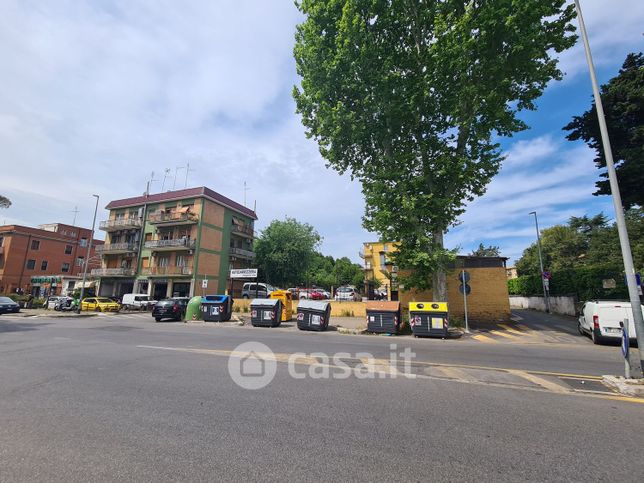 Capannone in commerciale in Via del Trullo 376
