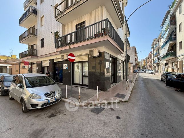 Negozio/locale commerciale in commerciale in Via Homs