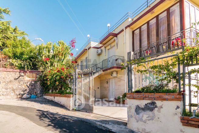 Casa indipendente in residenziale in Via Stazione 42