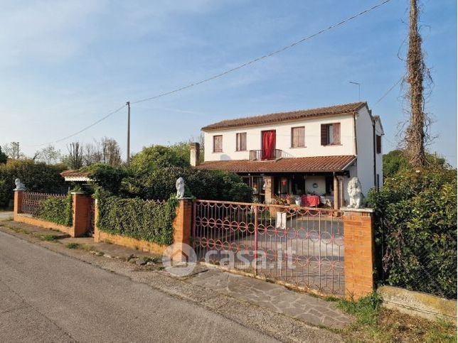 Casa indipendente in residenziale in 