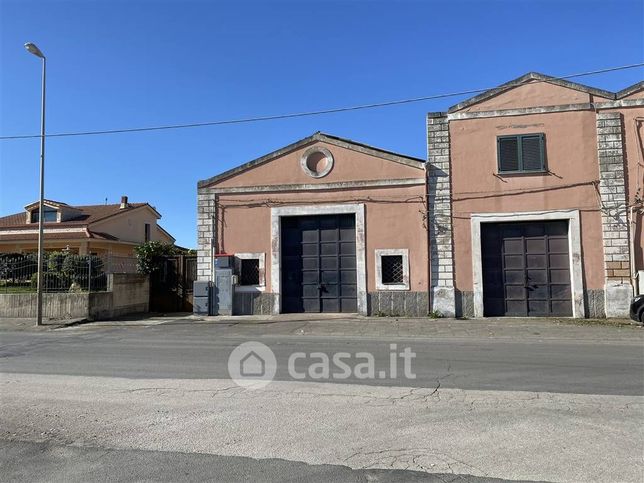 Capannone in commerciale in 