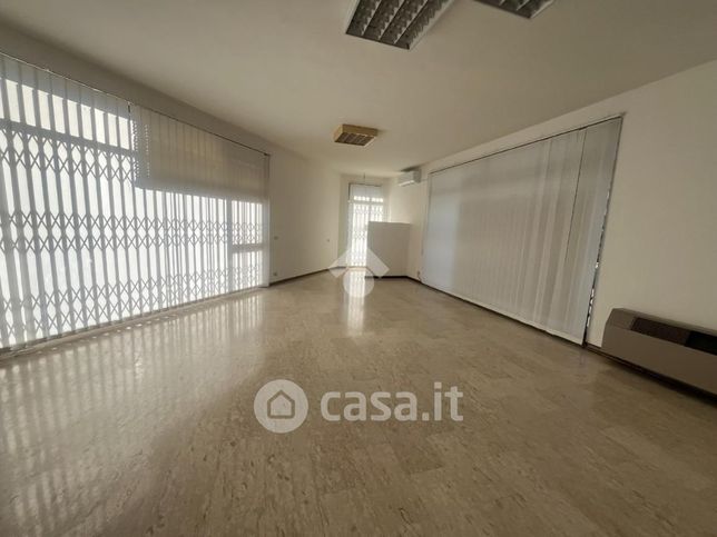 Ufficio in commerciale in Via Ippolito Nievo 9