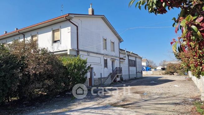 Capannone in commerciale in 