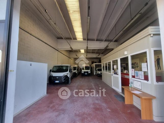 Capannone in commerciale in Via Valcamonica 19