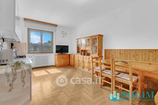 Appartamento in residenziale in Viale Lucania 8