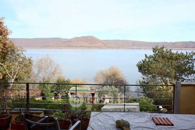 Villa in residenziale in Vico Valle di