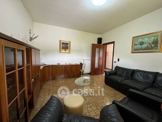 Casa bi/trifamiliare in residenziale in 