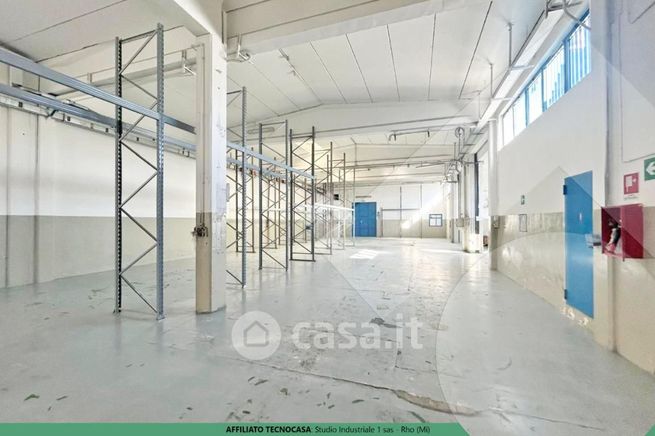 Capannone in commerciale in 