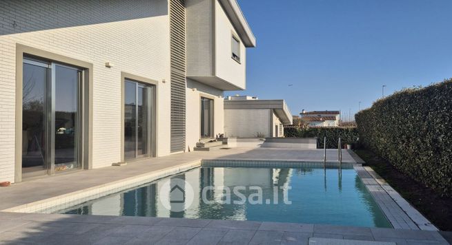 Villa in residenziale in Piazza Giuseppe Verdi 100