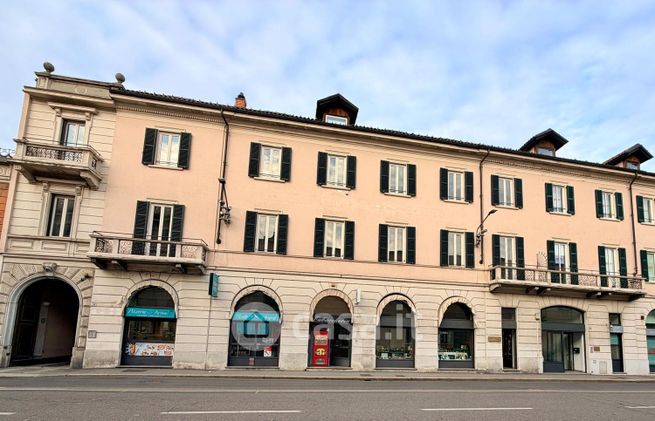 Ufficio in commerciale in Via Luigi Sacco 4