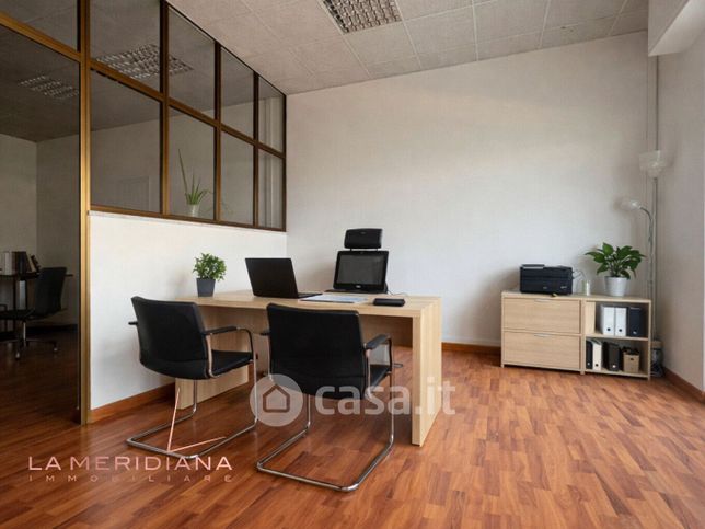 Ufficio in commerciale in 
