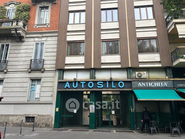 Box/posto auto in residenziale in Largo 5º Alpini 4