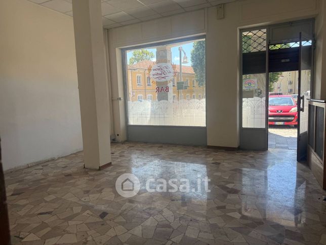 Attivitã /licenza (con o senza mura) in commerciale in Piazza Giacomo Matteotti 17