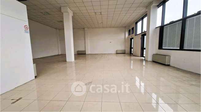 Ufficio in commerciale in 