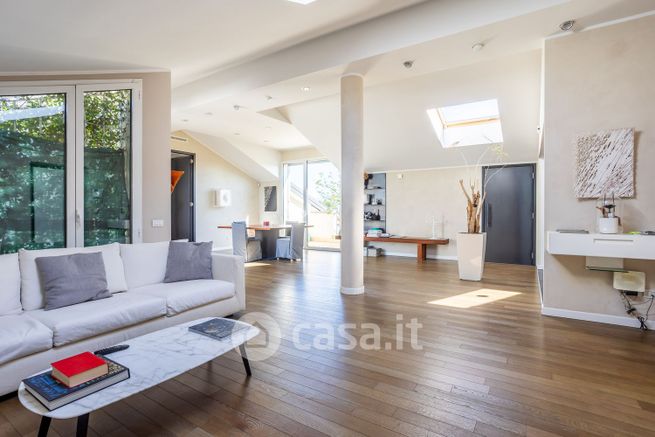 Appartamento in residenziale in Via Gianfranco Miglio 10