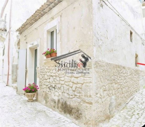 Casa indipendente in residenziale in 