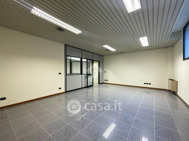 Ufficio in commerciale in Via Ettore Andreis 74